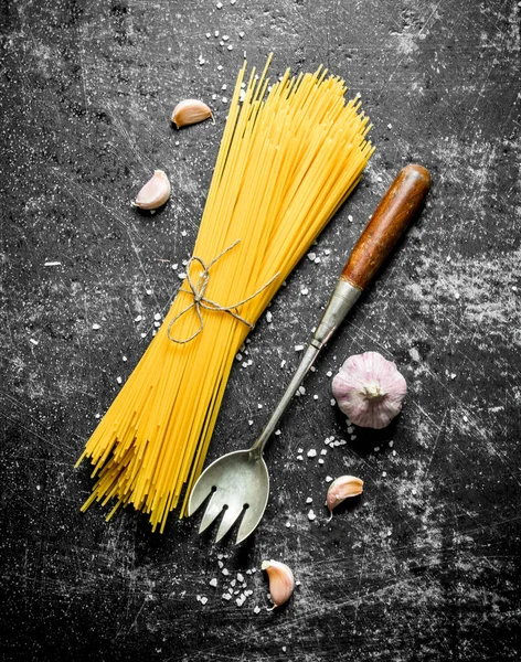 Raw Spaghetti Garlic Ladle Black Rustic Background — Stock Photo, Image