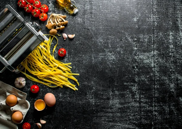 Máquina Para Cocinar Pasta Casera Con Tomates Champiñones Sobre Fondo —  Fotos de Stock