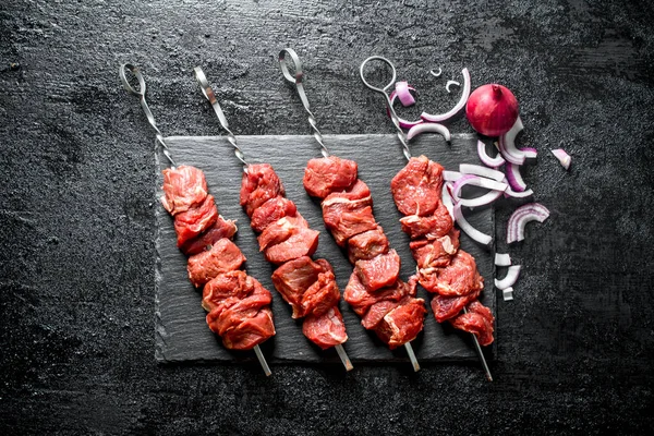 Carne Crua Kebab Uma Placa Pedra Com Pedaços Cebola Fundo — Fotografia de Stock