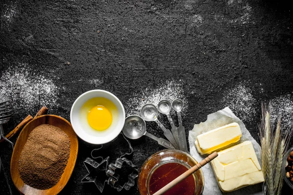 Ingredientes Para Fazer Deliciosos Biscoitos Fundo Rústico Preto — Fotografia de Stock