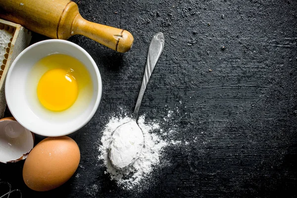 Latar Belakang Pemanggang Sendok Dengan Tepung Dan Telur Pada Latar — Stok Foto