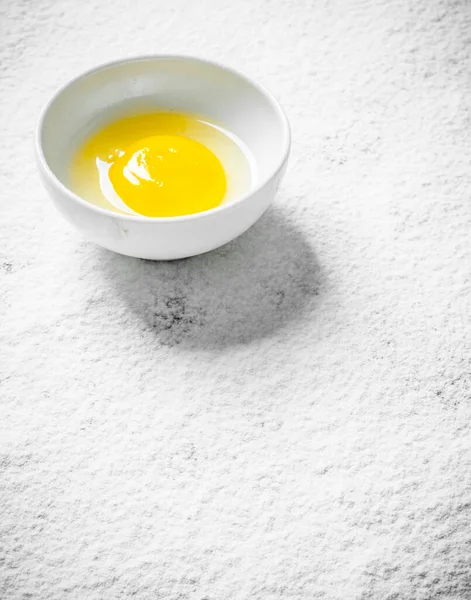 Uovo Una Ciotola Uno Sfondo Bianco Farina — Foto Stock