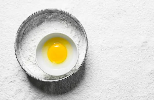 Bir Kasede Yumurta Ile Bir Elek Beyaz Bir Arka Plan — Stok fotoğraf
