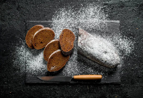 Taş Tahtada Dilimlenmiş Çavdar Ekmeği Siyah Rustik Arka Plan Üzerinde — Stok fotoğraf