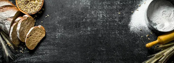 Κομμάτια Ψωμιού Κόκκους Και Αλεύρι Στα Μπολ Μαύρο Ρουστίκ Φόντο — Φωτογραφία Αρχείου