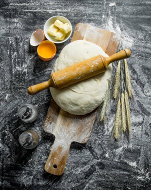 Bir oklava, sivri ve baharat ile hamur. Rustik arka planda