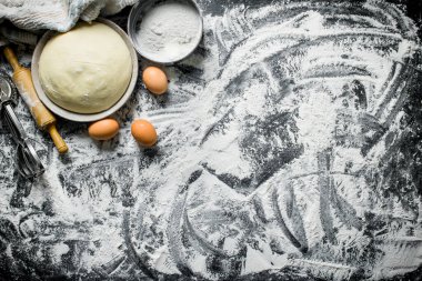 Yumurta, oklava ve un ile kase de Hamur. Rustik arka planda