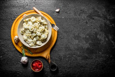 Domates salçası, sarımsak ve biberiye ile Köfte. Siyah rustik arka plan üzerinde