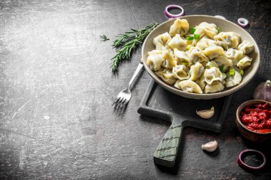 Domates salçası, sarımsak karanfil ve biberiye ile Köfte. Koyu rustik arka plan üzerinde