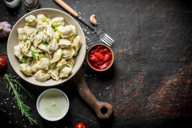 Baharat, sarımsak, ekşi krema ve domates salçası ile Köfte. Koyu rustik arka plan üzerinde