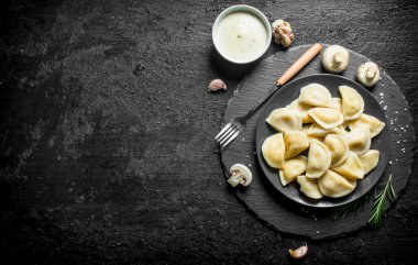 Kasede ekşi krema ile Köfte. Siyah rustik arka plan üzerinde