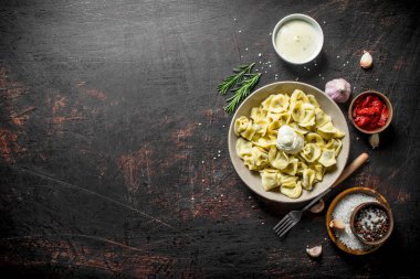 Domates salçası, ekşi krema ve baharatlar ile Köfte. Koyu rustik arka plan üzerinde