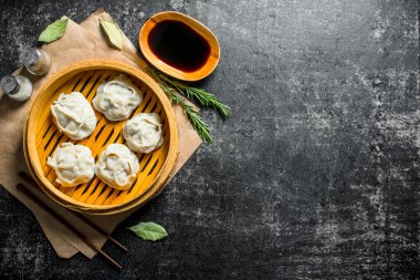 Baharat ve soya soslu kokulu manta köfte. Koyu rustik arka plan üzerinde