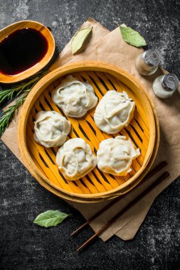 Baharat ve soya soslu kokulu manta köfte. Koyu rustik arka plan üzerinde