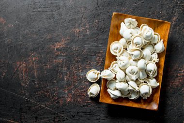 Sığır eti ile çiğ köfte. Koyu rustik arka plan üzerinde