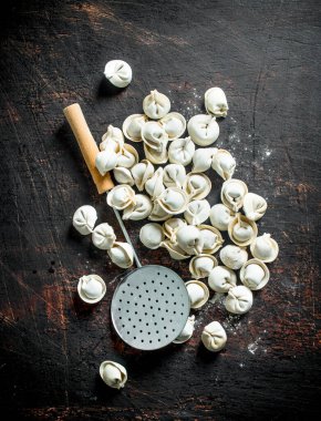 Etli çiğ köfte. Koyu rustik arka plan üzerinde