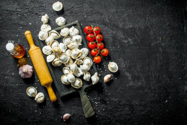 Et, kiraz domates ve sarımsak ile çiğ köfte. Siyah rustik arka plan üzerinde