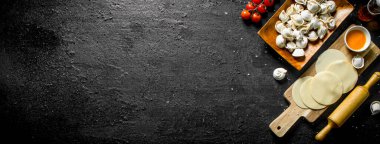 Çiğ köfte hazırlanması için hamur. Siyah rustik arka plan üzerinde