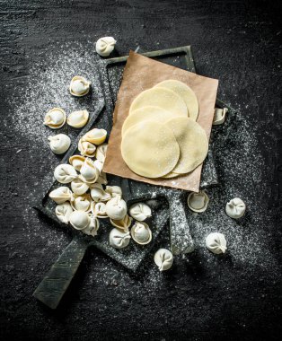 Çiğ köfte. Sığır eti ile hazır köfte. Siyah rustik arka plan üzerinde