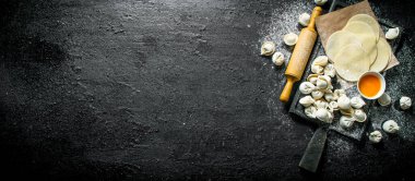 Çiğ köfte hazırlanması. Siyah rustik arka plan üzerinde