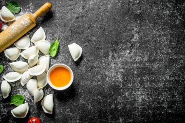 Çiğ köfte. Patatesli köfte hazırlama. Koyu rustik arka plan üzerinde