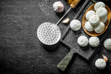 Kasede ham manta köftesi. Siyah rustik arka plan üzerinde