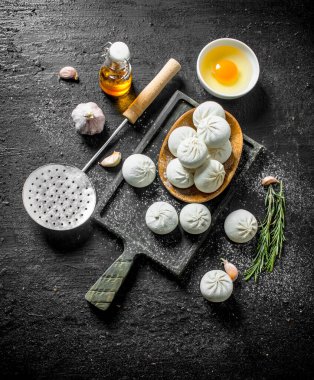 Kasede ham manta köftesi. Siyah rustik arka plan üzerinde