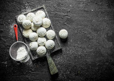 Ev Ham manta köfte. Siyah rustik arka plan üzerinde