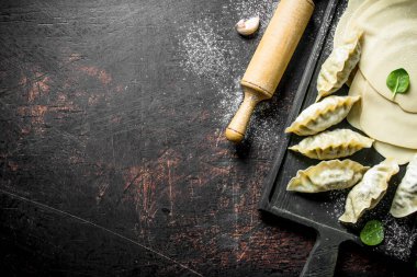 Çiğ gedza köfte. Köfte gedza hazırlanması için hamur. Koyu rustik arka plan üzerinde