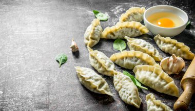 Hazırlık çiğ gedza köfte. Koyu rustik arka plan üzerinde