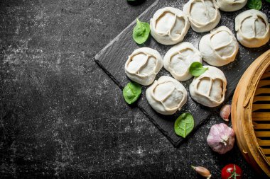 Etli taze Çiğ manta köftesi. Koyu rustik arka plan üzerinde