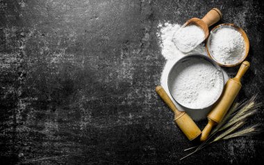 Çivi, elek ve oklava ile un. Koyu rustik arka plan üzerinde