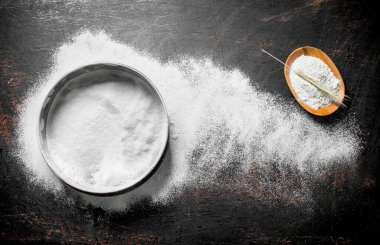 Bir elek ile bir kapta un. Rustik arka planda