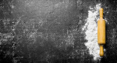 Kırsal arka planda merdaneli buğday unu. Üst görünüm