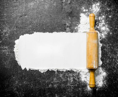 Tahta oklavalı un. Rustik arka planda