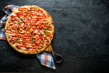 Peçeteli Meksika pizzası. Siyah rustik arka plan üzerinde