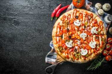 Domates, baharat ve mantar ile Pizza. Siyah rustik arka plan üzerinde