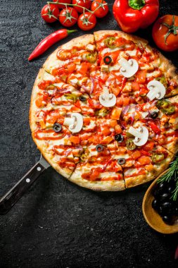 Zeytin, sosis ve domatesli pizza. Siyah rustik arka plan üzerinde