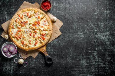 Domates, tavuk ve soğan dilimleri ile Pizza. Koyu rustik arka plan üzerinde