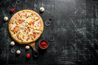 Kasede domates salçası ile Pizza. Koyu rustik arka plan üzerinde