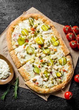 Çıtır sebzeli pizza. Rustik arka planda