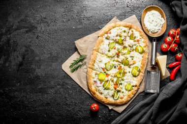 Çıtır sebzeli pizza. Rustik arka planda