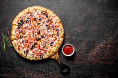 Deniz ürünleri yle dolu kokulu pizza. Koyu rustik arka plan üzerinde
