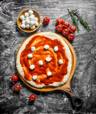 Taze ev yapımı pizza hazırlanması. Rustik arka planda