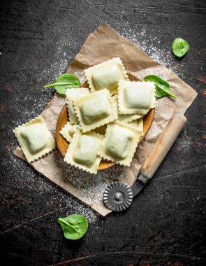 Kağıt üzerinde bir kase de Ham Ravioli. Koyu rustik arka plan üzerinde