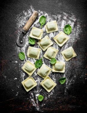 İtalyan Ravioli ham. Koyu rustik arka plan üzerinde