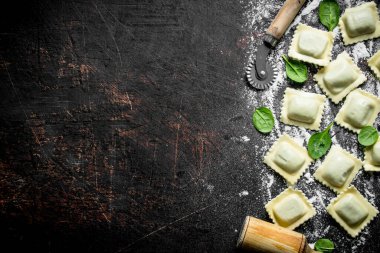 Ravioli etli çiğ. Koyu rustik arka plan üzerinde