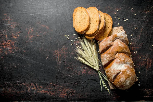 Chleb Żytni Pęczkami Spikelets Ciemnym Tle Rustykalnym — Zdjęcie stockowe