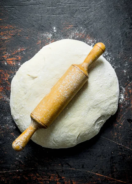 Świeżo Przygotowane Ciasto Rolowanym Kołek Ciemnym Tle Rustykalnym — Zdjęcie stockowe