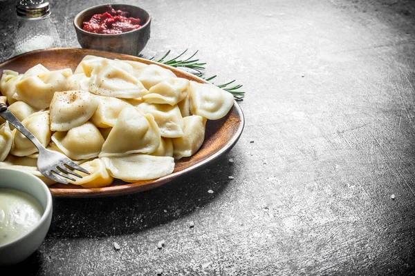 Dumplings Plato Con Pasta Tomate Tazón Sobre Fondo Rústico Oscuro —  Fotos de Stock